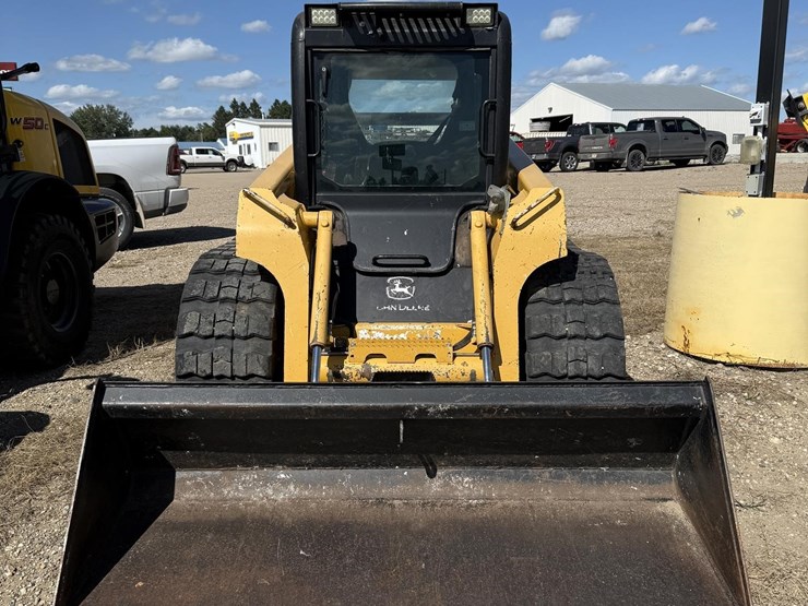 deere-320-image-2
