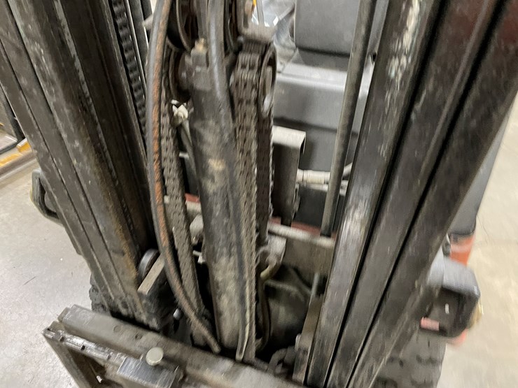 #8017-•-toyota-lp-powered-forklift-image-9