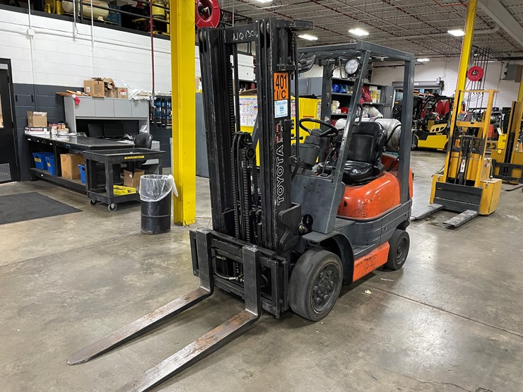 #8016-•-toyota-lp-powered-forklift-image-1