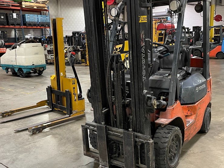 #8017-•-toyota-lp-powered-forklift-image-1