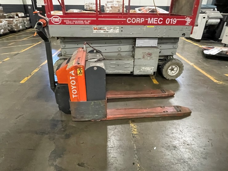 #7160-•-toyota-electric-pallet-jack-image-4