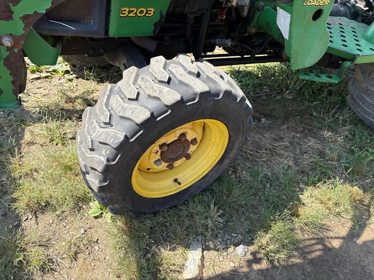 john-deere-3203-image-14
