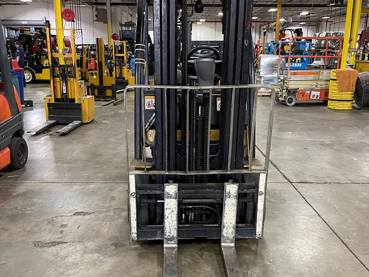 #8010-•-yale-lp-powered-forklift-image-2