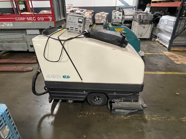 #7162-•-tennant-es480-floor-scrubber-image-2