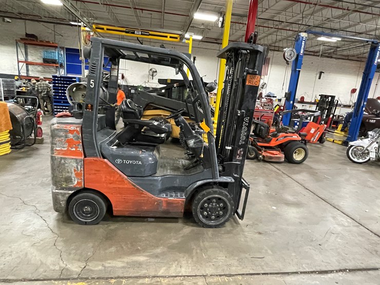 #8019-•-toyota-lp-powered-forklift-image-4