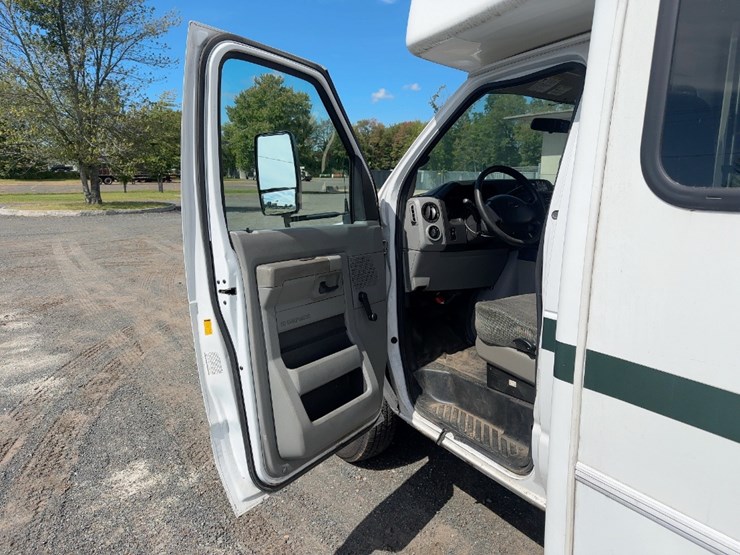 2017-ford-e450-image-22