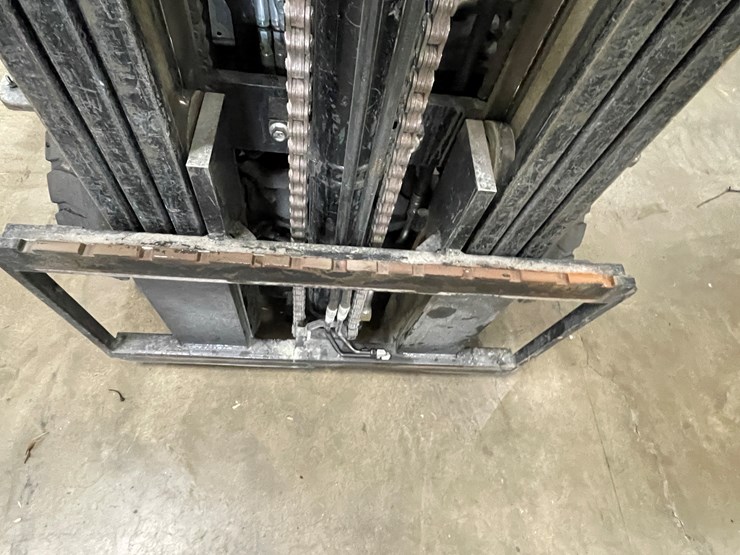 #8019-•-toyota-lp-powered-forklift-image-11