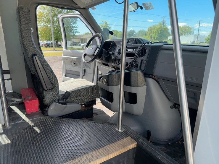 2017-ford-e450-image-14