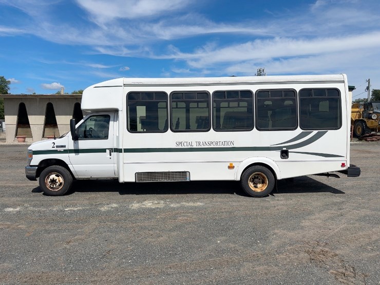 2017-ford-e450-image-2
