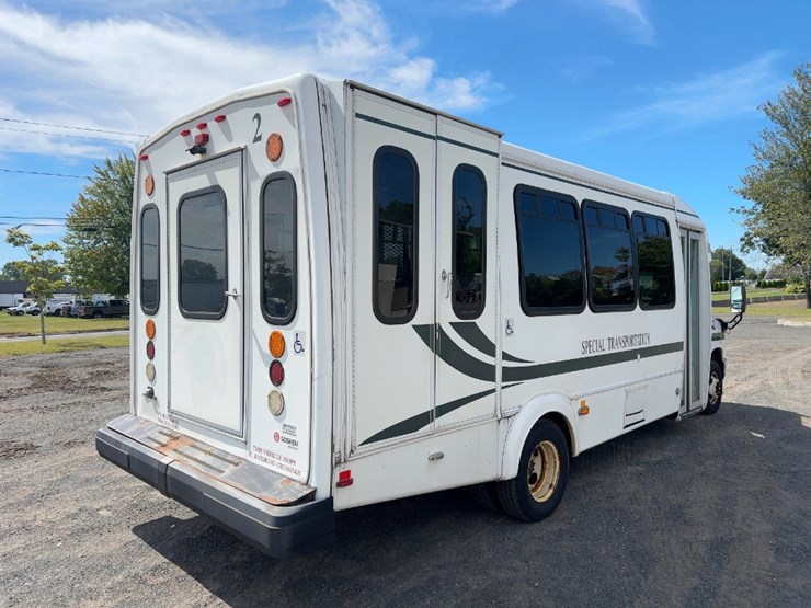 2017-ford-e450-image-5