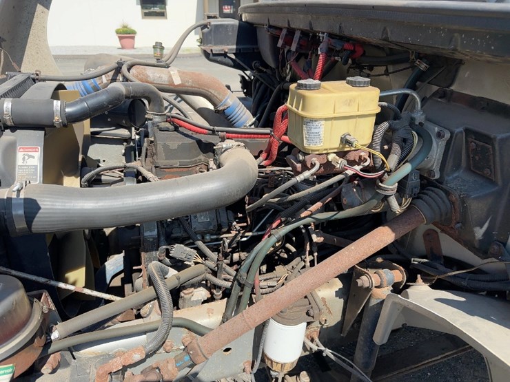 2003-freightliner-fl60-image-9