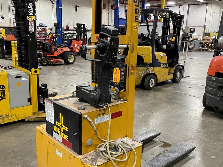 #8011-•-big-joe-electric-walk-behind-forklift-image-3