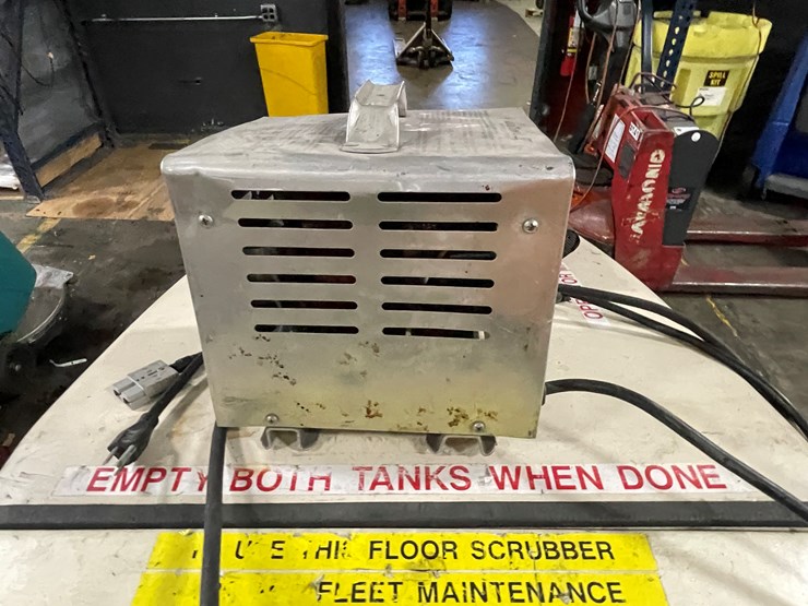 #7162-•-tennant-es480-floor-scrubber-image-16
