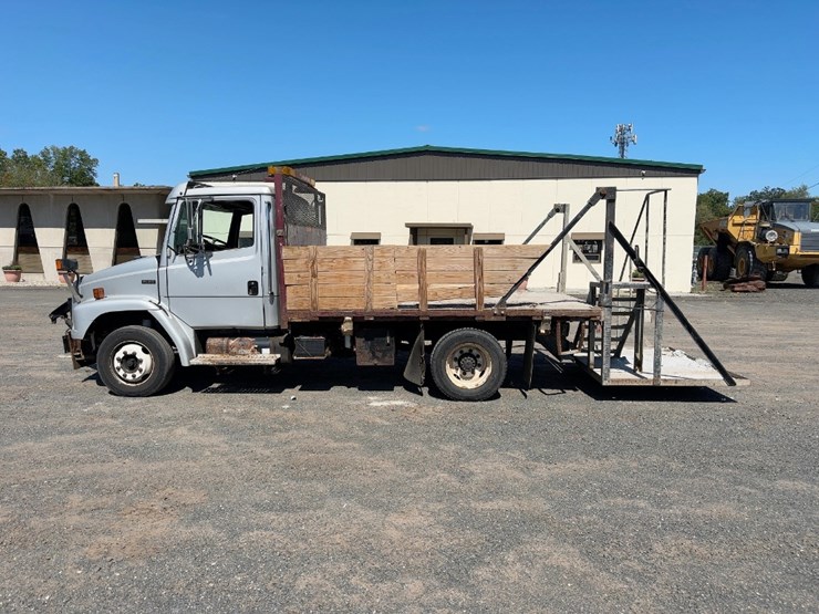 2003-freightliner-fl60-image-2