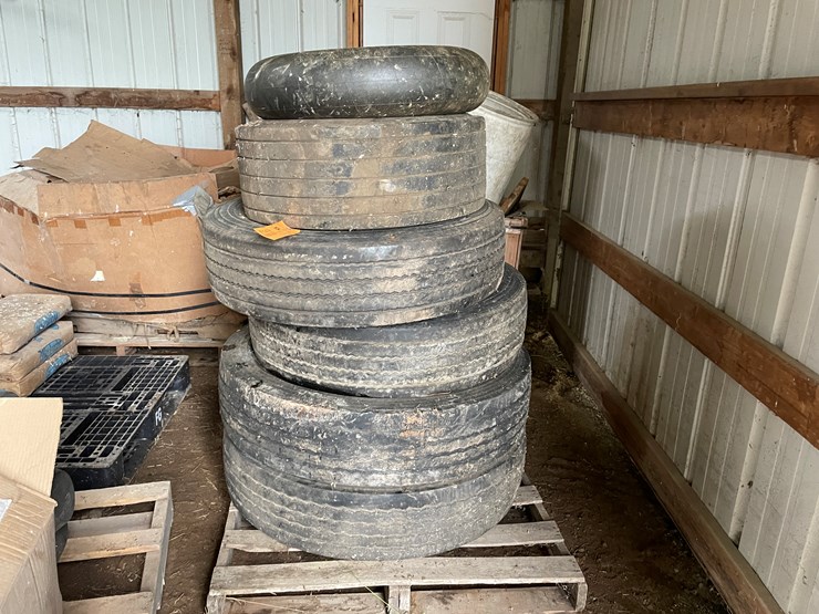 #7149-•-pallet-of-tires-and-inner-tube-image-1