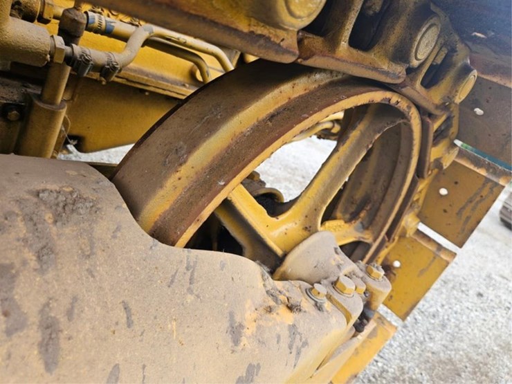 2015-caterpillar-d2-image-17