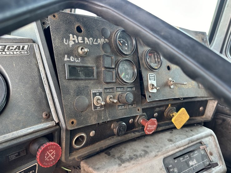 1997-mack-dm690s-image-40