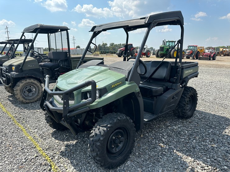 2021-john-deere-gator-image-1