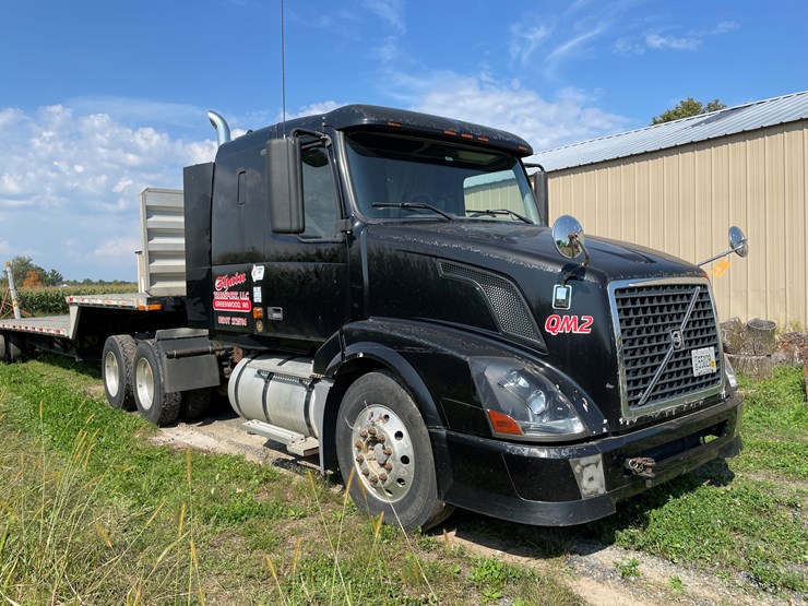 #7104-•-2006-volvo-semi-tractor-with-sleeper-cab-semi-(has-wi-title)-image-3