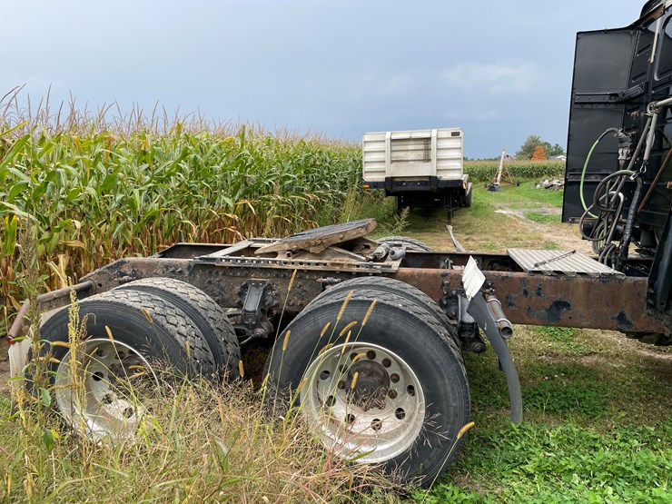 #7104-•-2006-volvo-semi-tractor-with-sleeper-cab-semi-(has-wi-title)-image-72