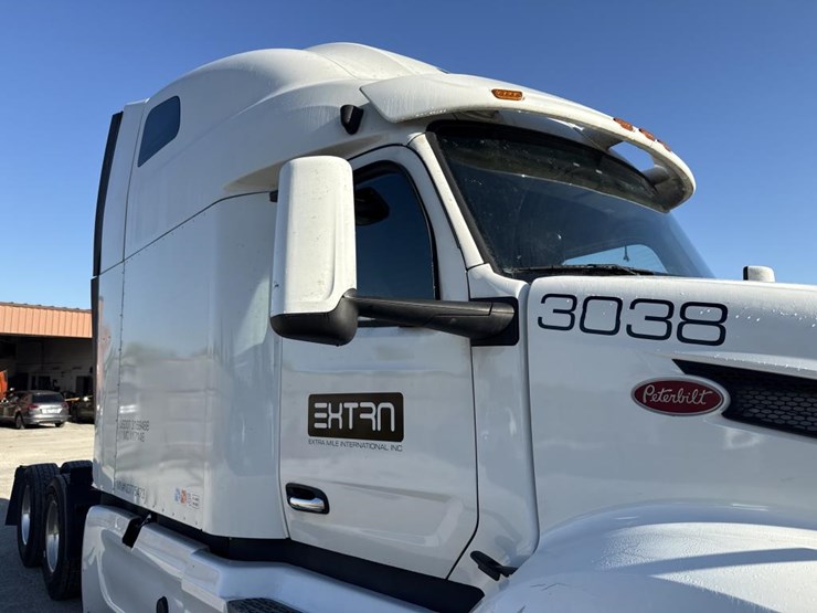 2022-peterbilt-579-image-36