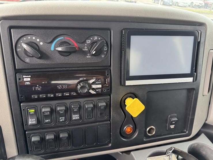 2017-international-durastar-4300-image-44