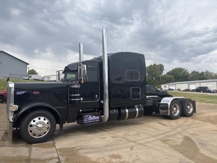 peterbilt-389-image-1