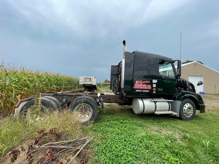 #7104-•-2006-volvo-semi-tractor-with-sleeper-cab-semi-(has-wi-title)-image-71