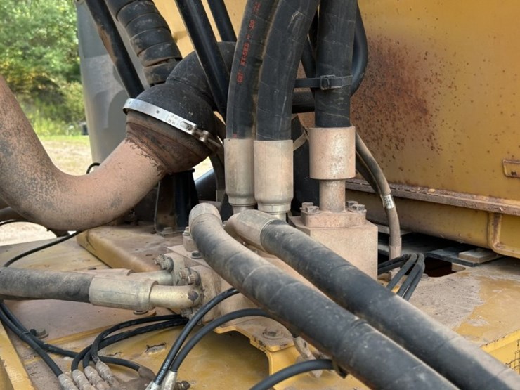 caterpillar-745-image-41