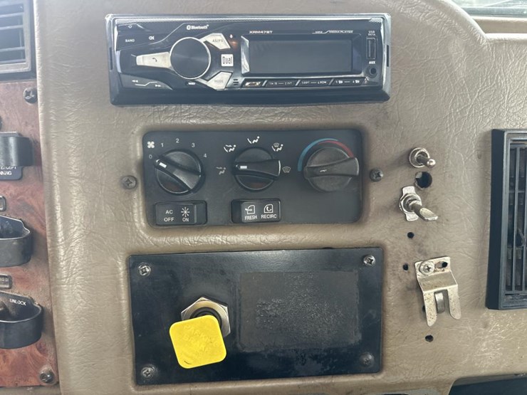 2004-peterbilt-330-image-33