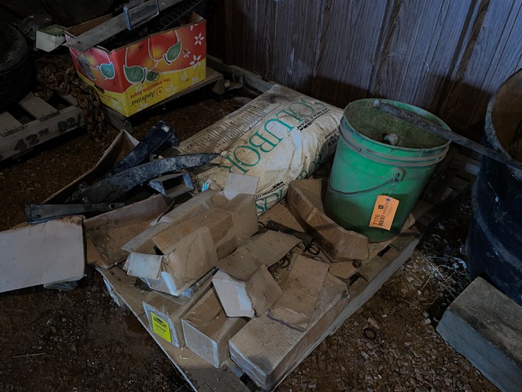 #7176-•-pallet-of-various-planter-parts-image-1