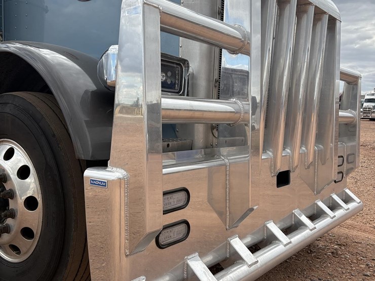 2004-peterbilt-379-image-11