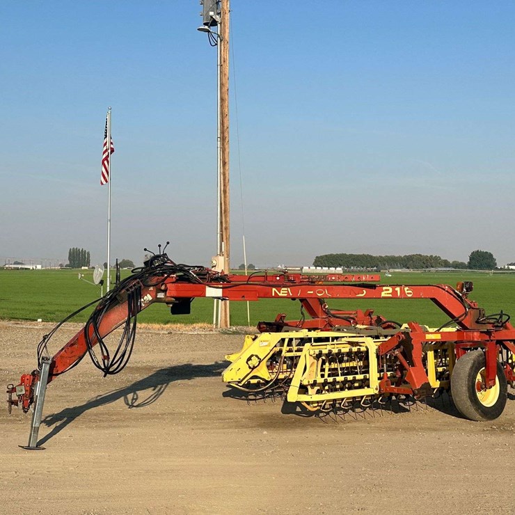 NEW HOLLAND 216