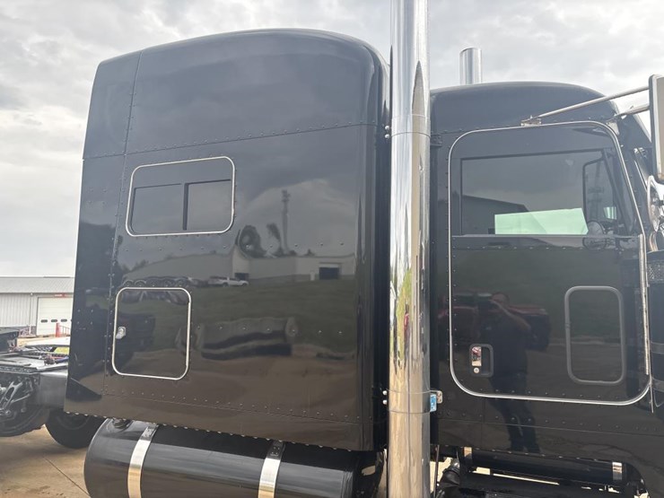 peterbilt-389-image-13