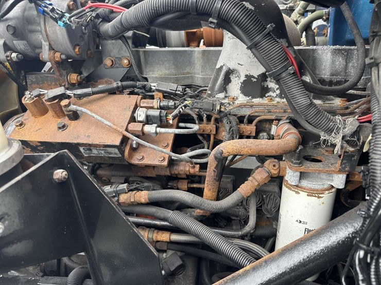 2004-peterbilt-330-image-39