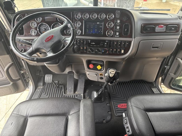 peterbilt-389-image-34
