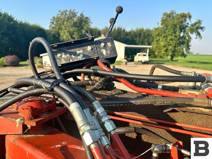 new-holland-216-image-13