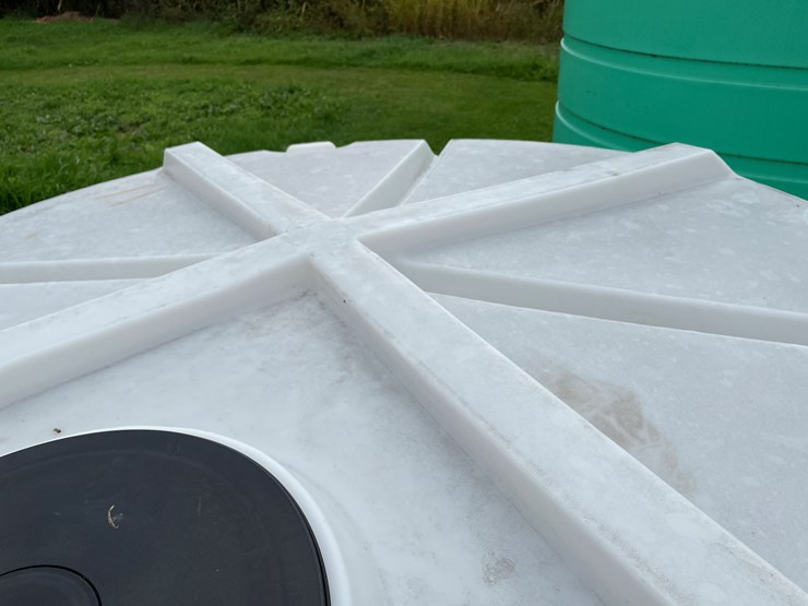 #7114-•-vertical-gusset-1500-gal-poly-liquid-tank-image-9