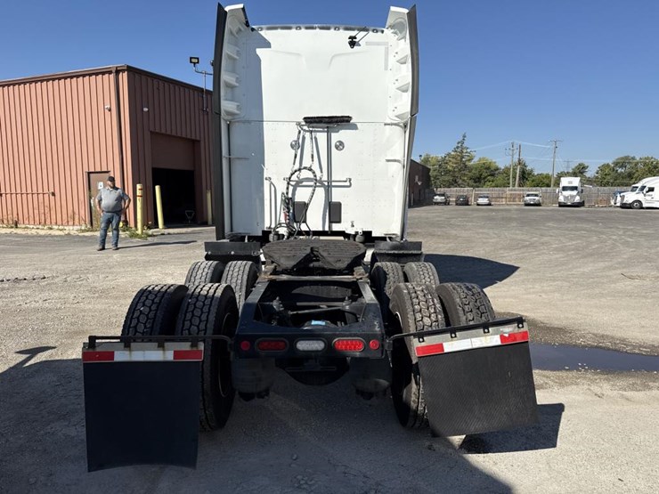 2022-peterbilt-579-image-4