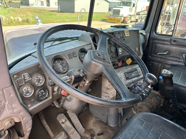 1997-mack-dm690s-image-36