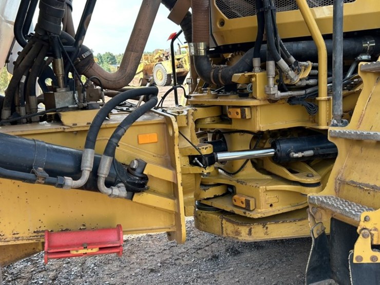 caterpillar-745-image-28
