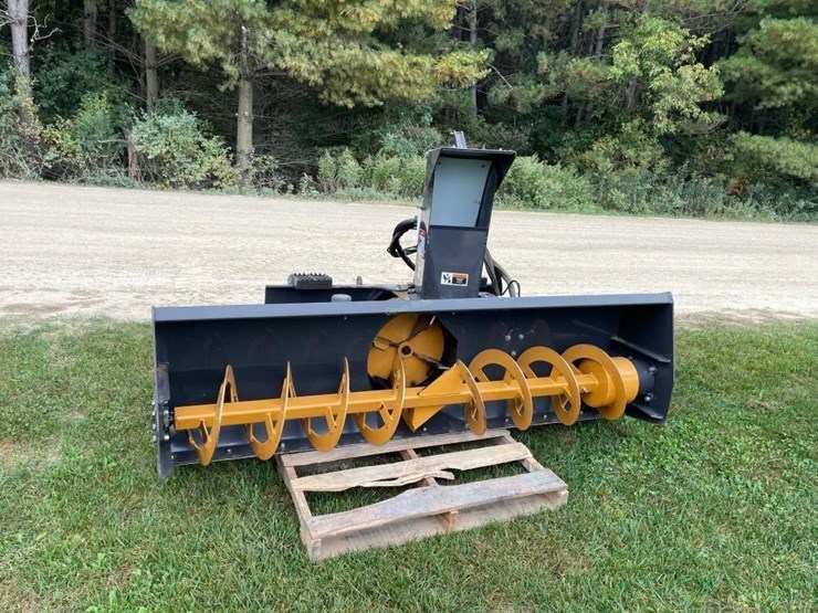 case-universal-attach-7'-snow-blower-image-3