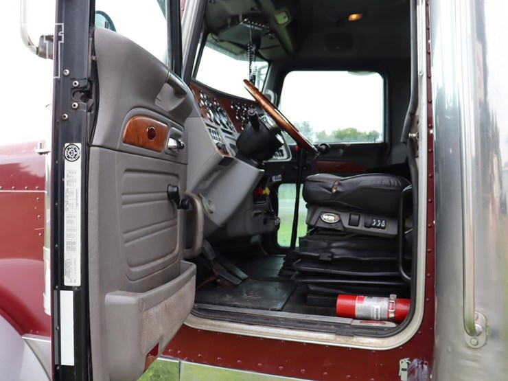 2006-peterbilt-379-image-14