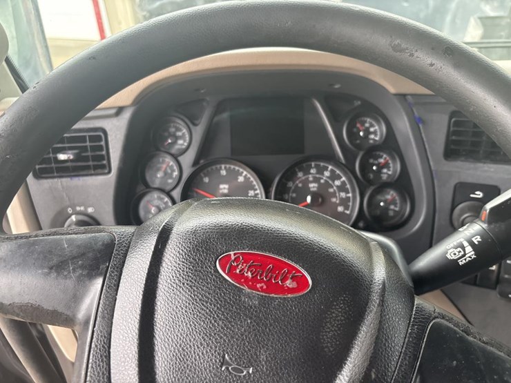 2019-peterbilt-579-image-35