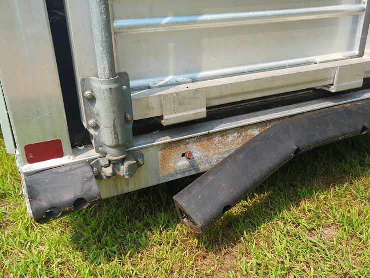 featherlite-livestock-trailer,-aluminum,-tandem-axle,-rubber-floor,-side-&-rear-doors-image-4
