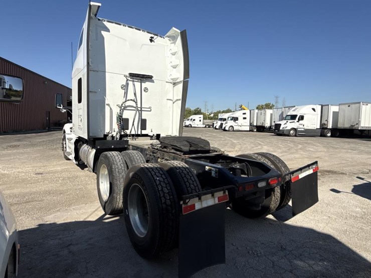 2022-peterbilt-579-image-3