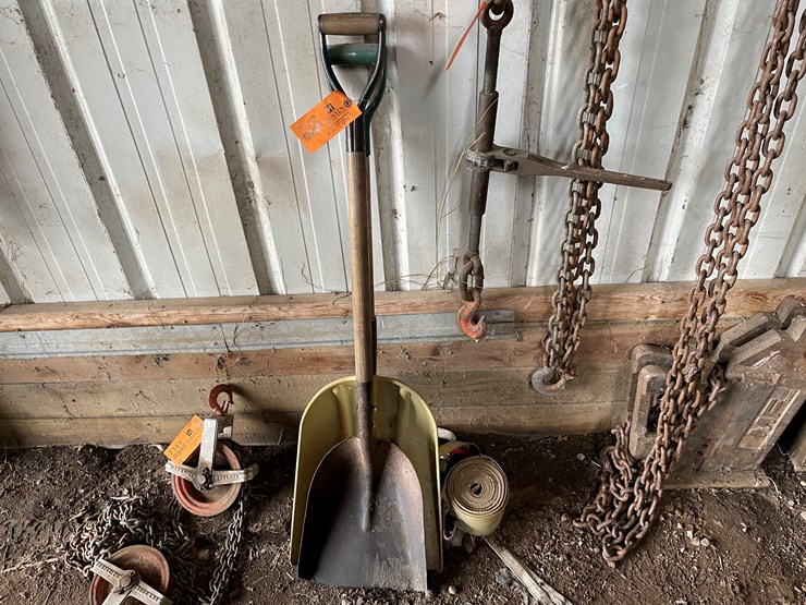 #7142-•-2-shovels-and-ratchet-straps-image-1