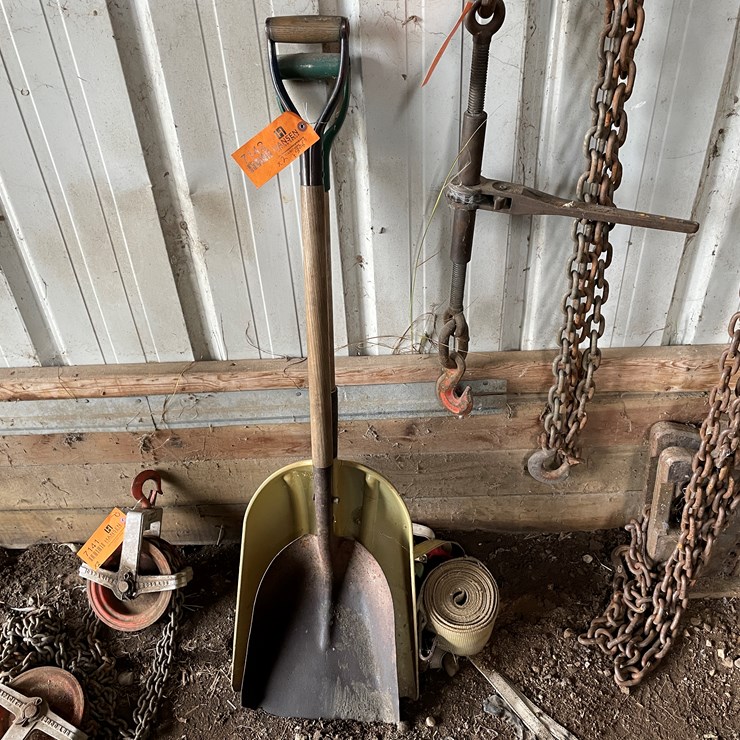 #7142 • 2 Shovels and Ratchet Straps