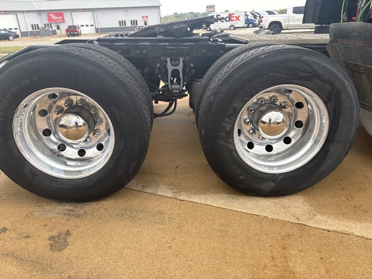 2019-peterbilt-579-image-61