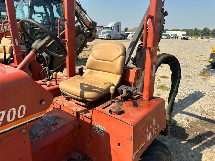 2004-ditch-witch-3700-image-39